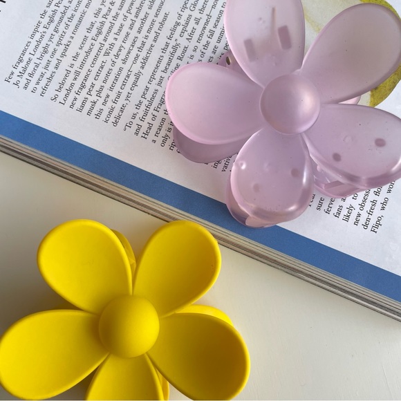 2 Large Flower Claw Clips in Purple and Yellow - Picture 2 of 6